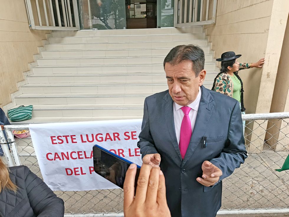 PROTESTA. El candidato a la presidencia Jaime Solís dejó este miércoles un banner en el TCP.