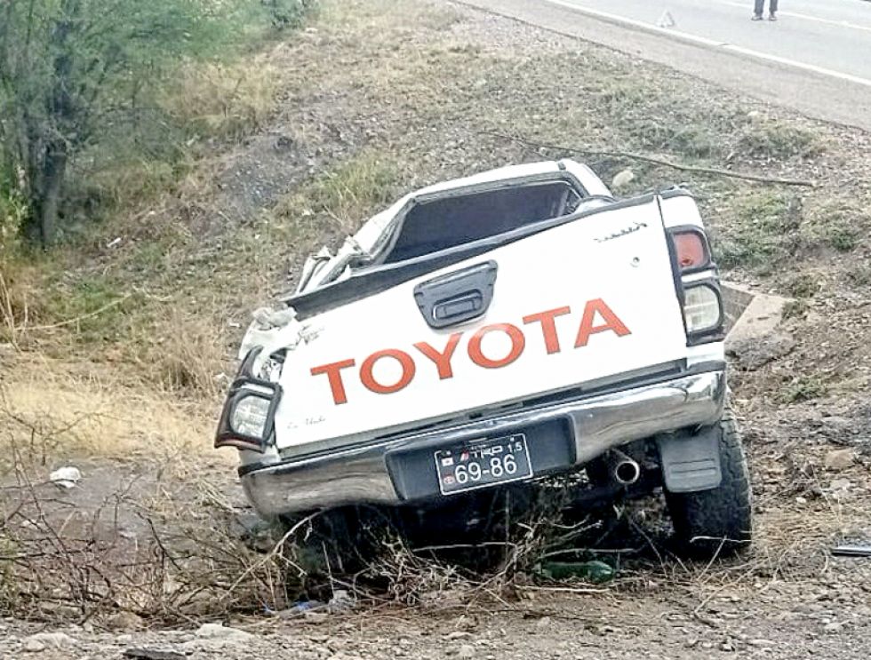 LAMENTABLE. Esta camioneta volcó en la carretera Sucre-Potosí altura de puente Méndez.