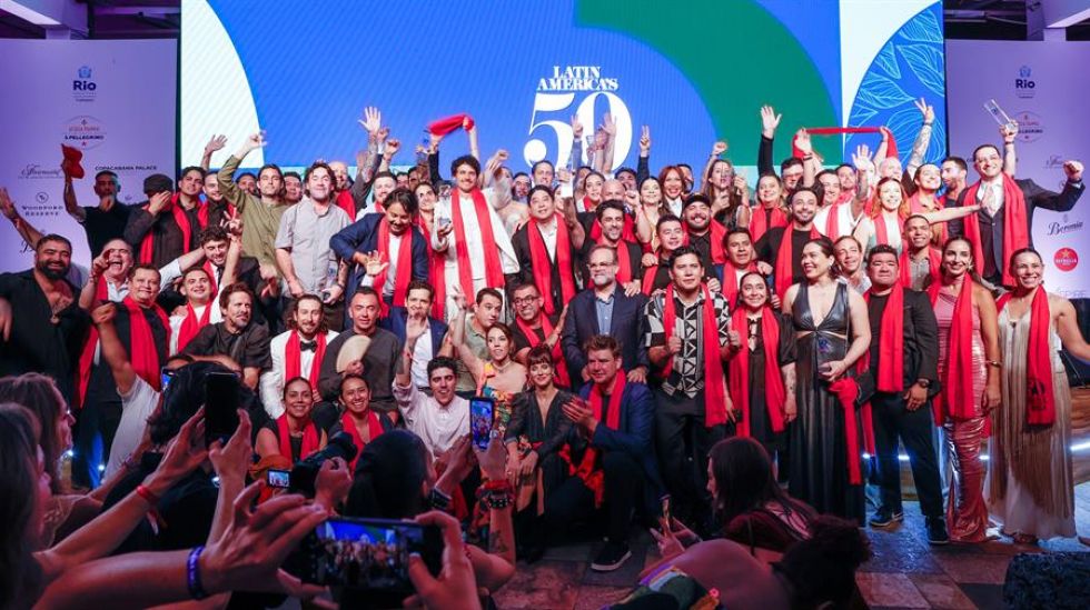 Chefs de varios restaurantes latinoamericanos celebran durante una ceremonia en el Museo Histórico Nacional de Brasil.
