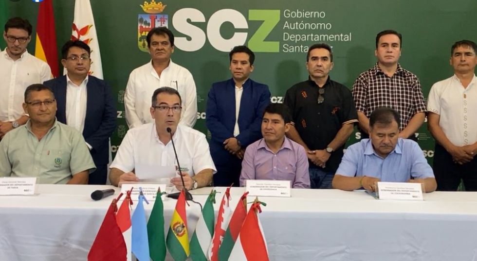 PRONUNCIAMIENTO. Los gobernadores y delegados de siete de las nueve gobernaciones del país, este miércoles, durante su conferencia de prensa.