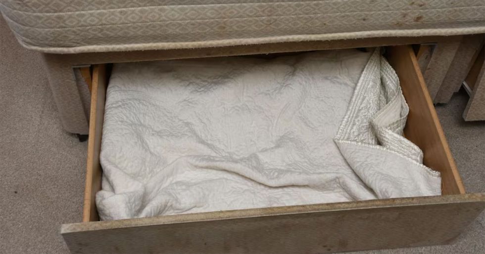 Foto distribuida por la Policía del cajón bajero del somier de la cama donde la madre encerró a su hija de tres años.