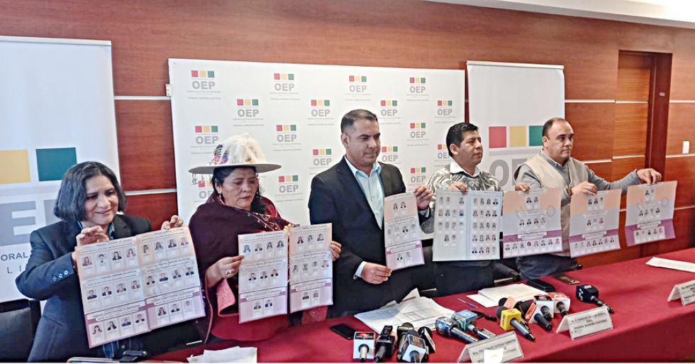 ELECCIONES. Los vocales electorales cuando hacían la presentación de las papeletas con los candidatos habilitados