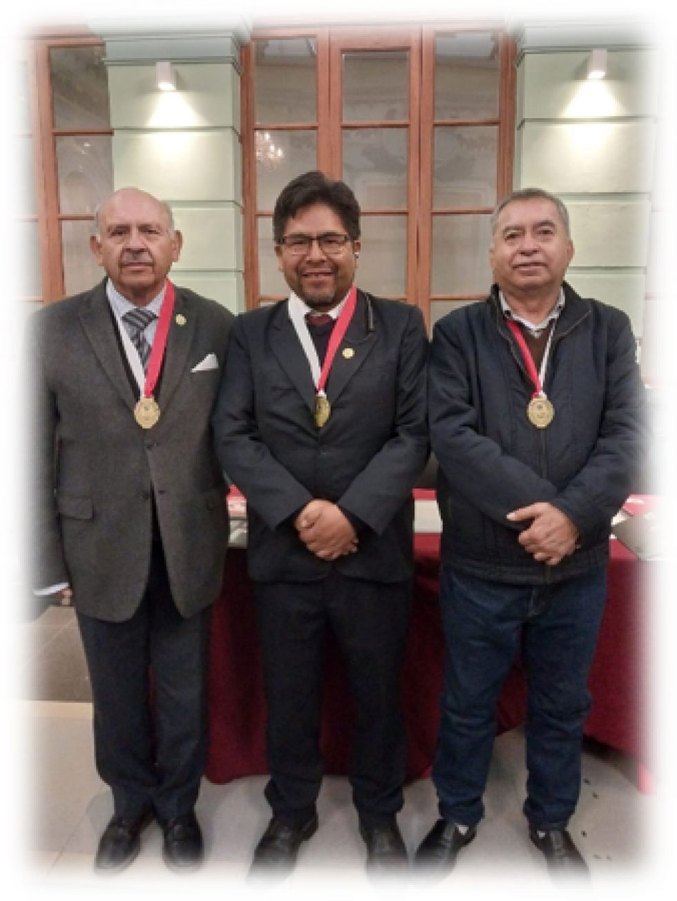 Guillermo Calvo Ayaviri, Germán Mendoza Aruquipa y Edgar A. Valda Martínez, representantes de la carrera de Historia de San Francisco Xavier.