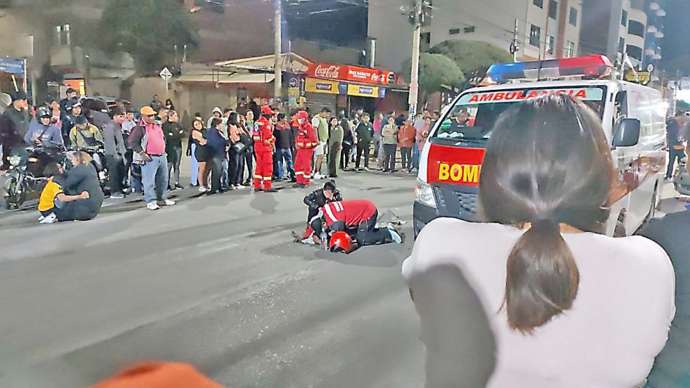 LUTO. El cuerpo sin vida de Miguel en la avenida Las Américas en medio de la aglomeración de la gente.