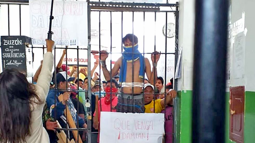 RECLAMO. Los reclusos instalaron su protesta en las puertas del penal, el pasado jueves.