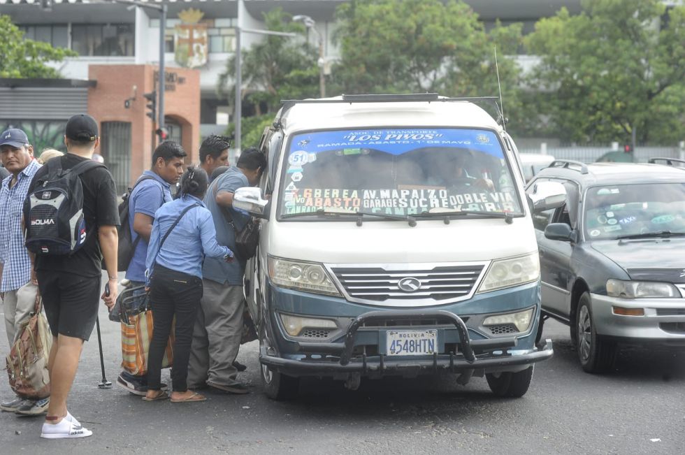 Paro indefinido, exigiendo el alza en el precio del pasaje de forma transitoria a Bs 2.50.