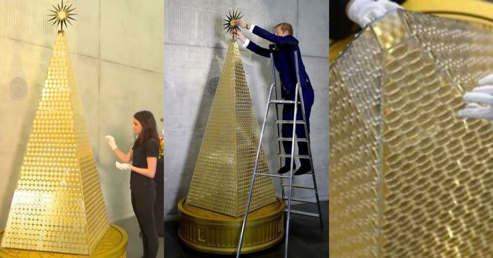 El árbol está compuesto por 2.018 monedas de oro pegadas a mano a una pirámide de material acrílico