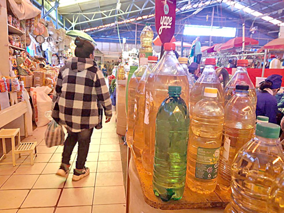 SUCRE. El aceite a granel costaba Bs 10 el litro hasta agosto, ahora está en Bs 14,50 en el Mercado Campesino.