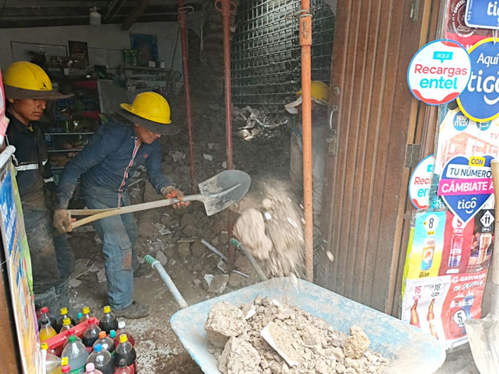 ATENCIÓN. Obreros de la empresa constructora retiran los escombros del interior de la tienda afectada.