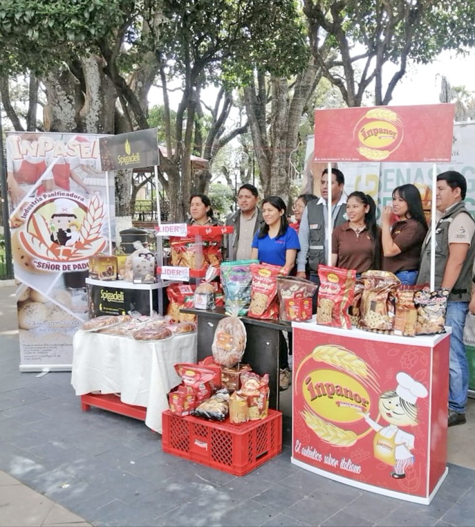 SEGURIDAD. Los panetones con registro Senasag fueron expuestos en la plaza 25 de Mayo.
