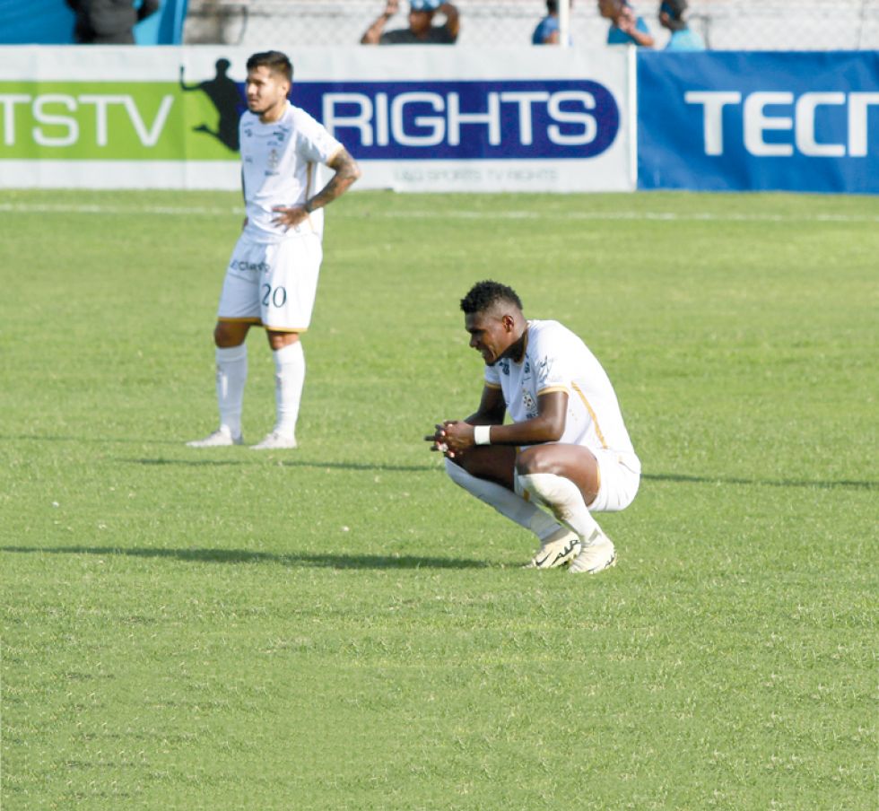 El lamento de los jugadores albos después de perder el partido ante Blooming, este miércoles.