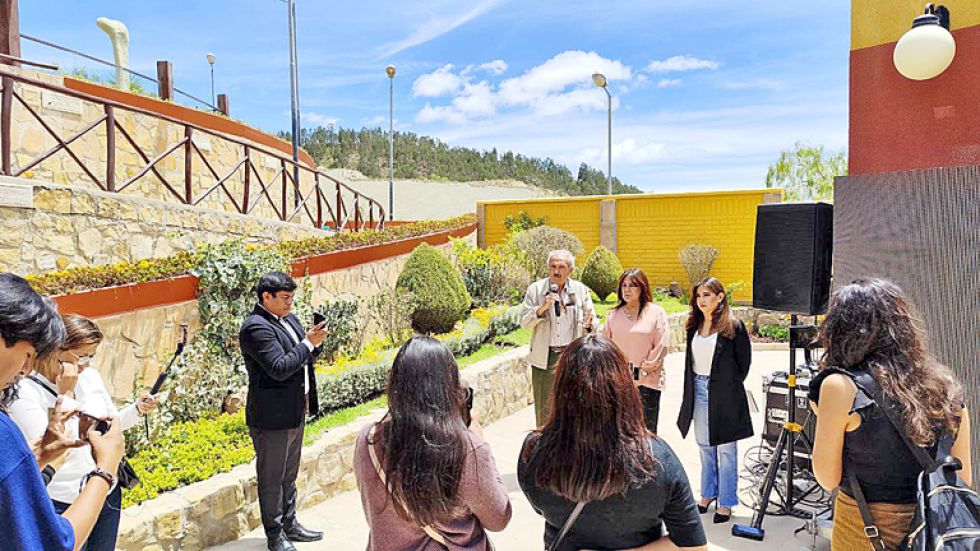 EXPERIENCIA. Vsitantes interactúan con uno de los dinosaurios digitales en el Parque Cretácico de Sucre, este miércoles.
