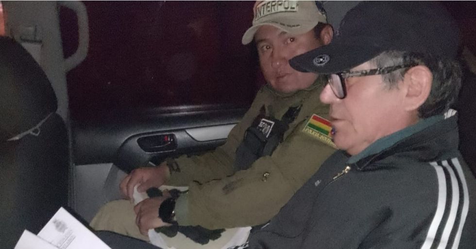 Dávila, en un vehiculo patrullero, que lo trasladó al aeropuerto de El Alto.