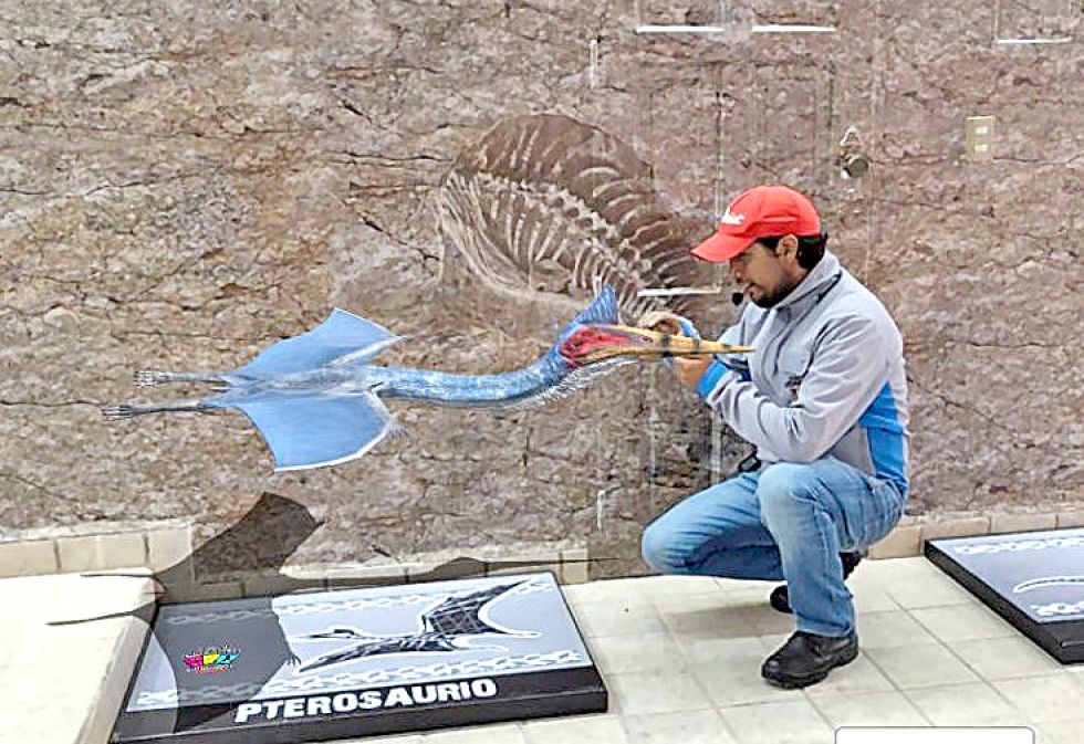 EXPERIENCIA. Vsitantes interactúan con uno de los dinosaurios digitales en el Parque Cretácico de Sucre, este miércoles.