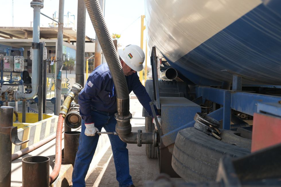 En Bolivia autorizaron a privados la importación y comercialización de combustibles.