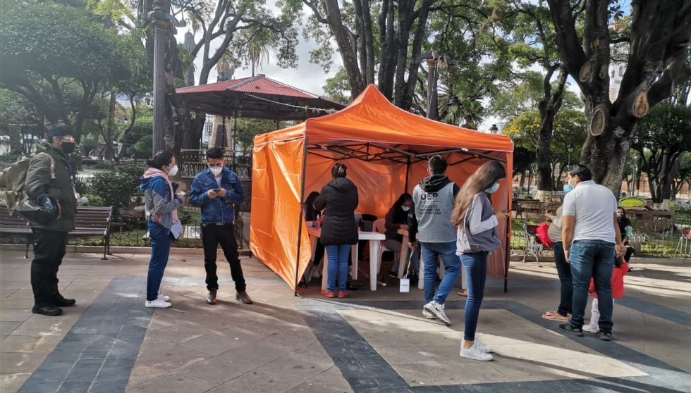 Uno de los puntos de emisión de certificados de impedimento en la plaza 25 de Mayo, en una anterior elección. 