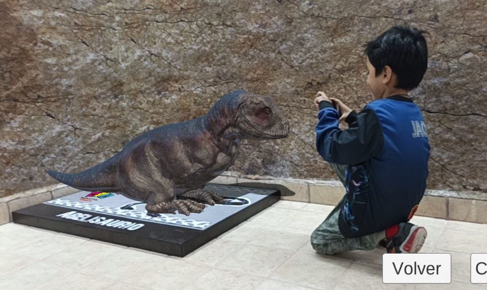 EXPERIENCIA. Vsitantes interactúan con uno de los dinosaurios digitales en el Parque Cretácico de Sucre, este miércoles.