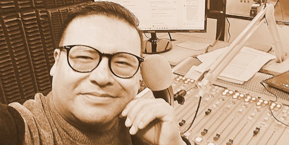El periodista Juan Orellana aparece en el estudio de radio donde trabaja desde hace cinco años.