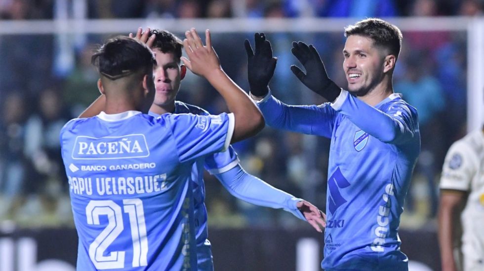 Patricio Rodriguez (d) saluda a Jhon Velásquez (i) y Luis Paz (c) tras uno de los goles de Bolívar.