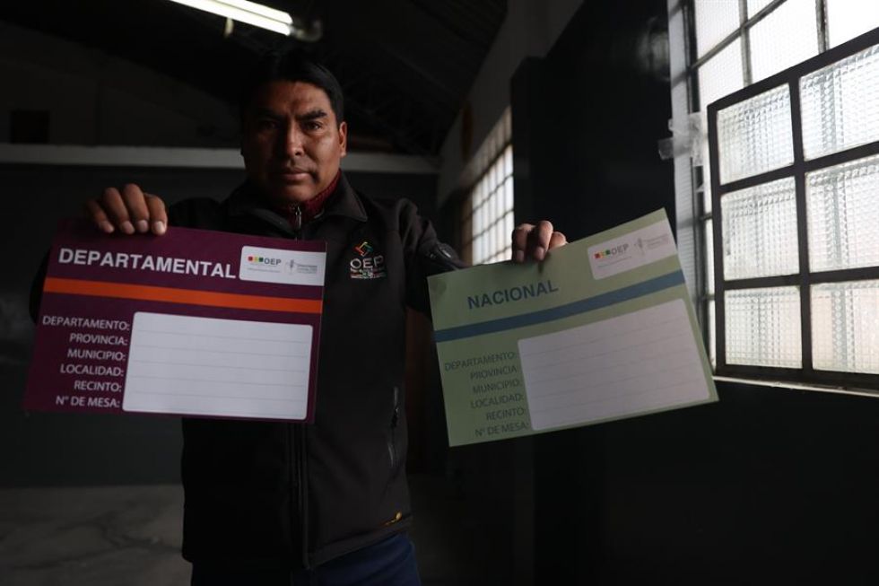 Un miembro del Órgano Electoral muestra material electoral que será usado en las Elecciones Judiciales.