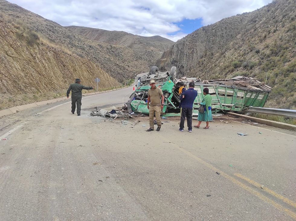 ACCIDENTE. El camión cayó 38 metros al pasarse recto por una curva en Quebrada Honda.