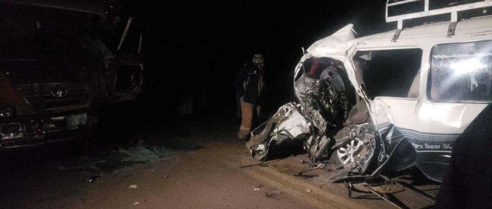 El minibús quedó destrozado por el choque. Foto: Unitel