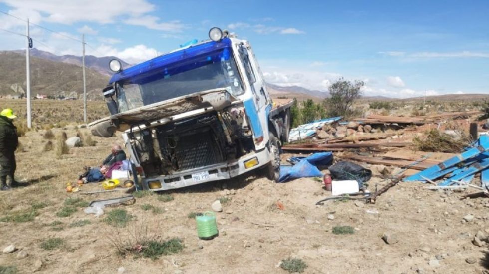 Conductor de 72 años sobrevive a un violento vuelco en la vía Potosí ...