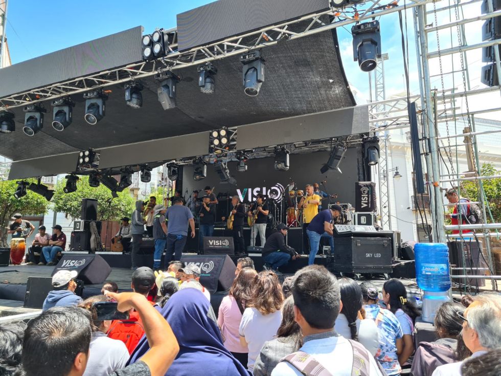 La prueba de sonido de Los Kjarkas, al mediodía de este martes 31 de diciembre, en la plaza central de Sucre.