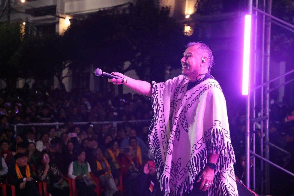 La serenata para recibir el Año Nuevo en la plaza 25 de Mayo de Sucre. 