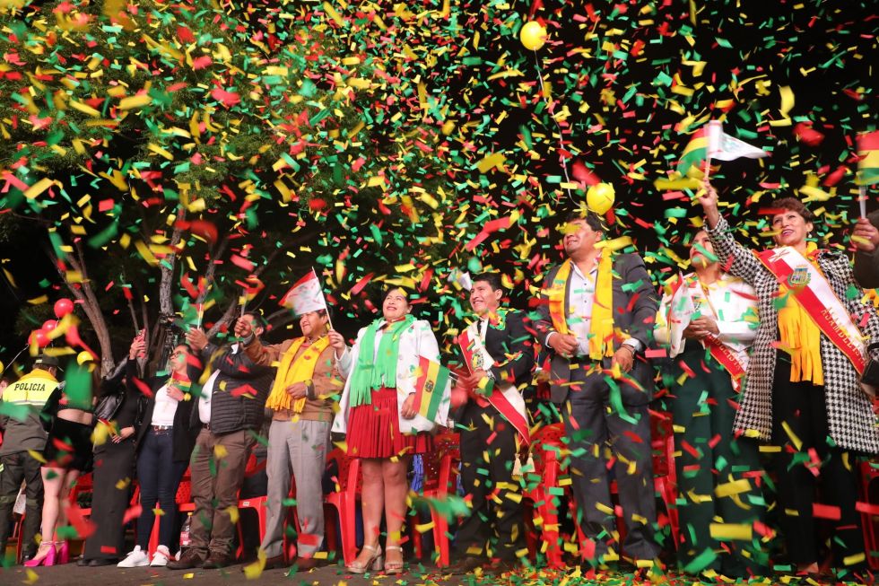 La serenata para recibir el Año Nuevo en la plaza 25 de Mayo de Sucre. 