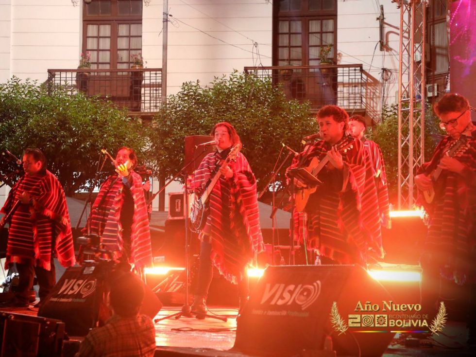 La serenata para recibir el Año Nuevo en la plaza 25 de Mayo de Sucre. 