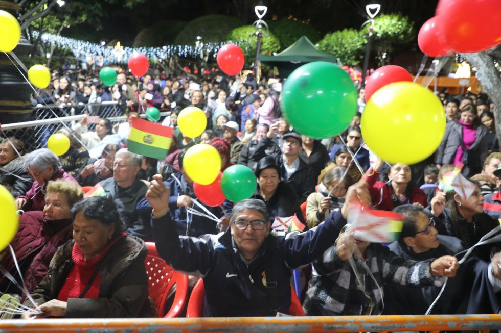 La serenata para recibir el Año Nuevo en la plaza 25 de Mayo de Sucre. 