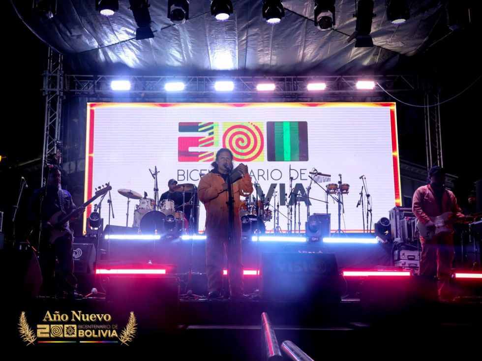 La serenata para recibir el Año Nuevo en la plaza 25 de Mayo de Sucre. 