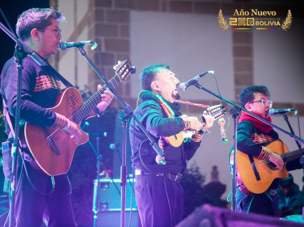 La serenata para recibir el Año Nuevo en la plaza 25 de Mayo de Sucre. 