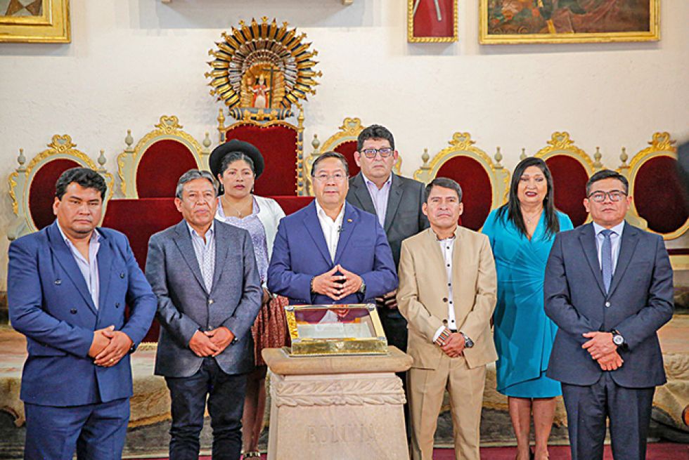 SUCRE. El presidente Luis Arce (c) junto con otras autoridades en el Salón Independencia de la Casa de la Libertad.