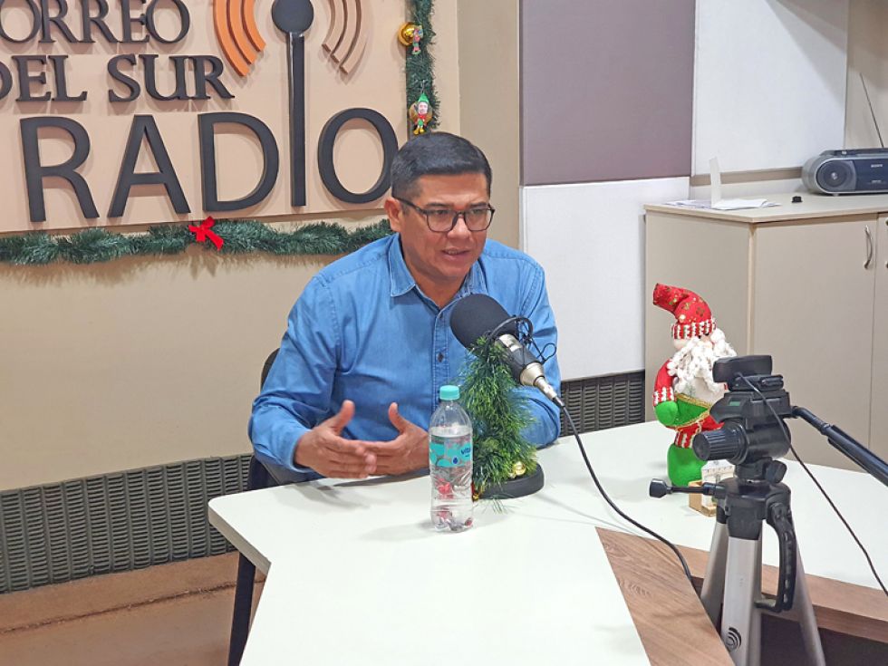 ENTREVISTADO. Enrique Leaño, alcalde de Sucre, en la cabina de Correo del Sur Radio.