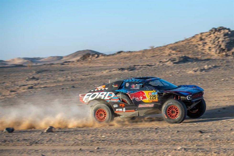 El piloto español Carlos Sainz y su copiloto Lucas Cruz conducen su Ford M-Spor durante la segunda etapa del Rally Dakar 2025.