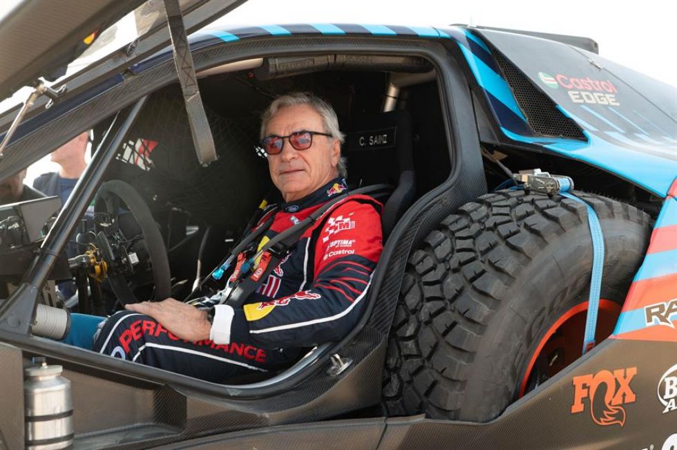 El piloto español Carlos Sainz durante las verificaciones técnicas previas al Rally Dakar 2025.