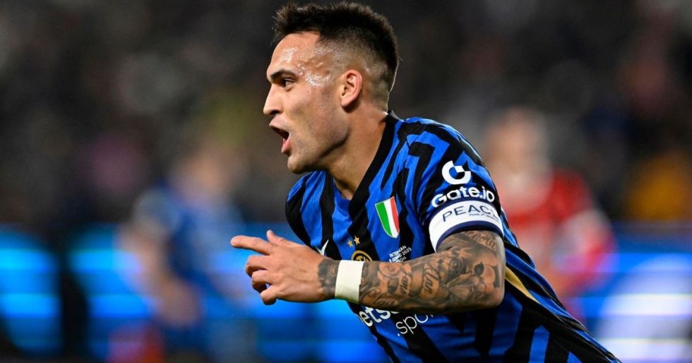 Lautaro Martínez del Inter celebra tras anotar el gol del 1-0 durante el partido final de la Supercopa de Italia