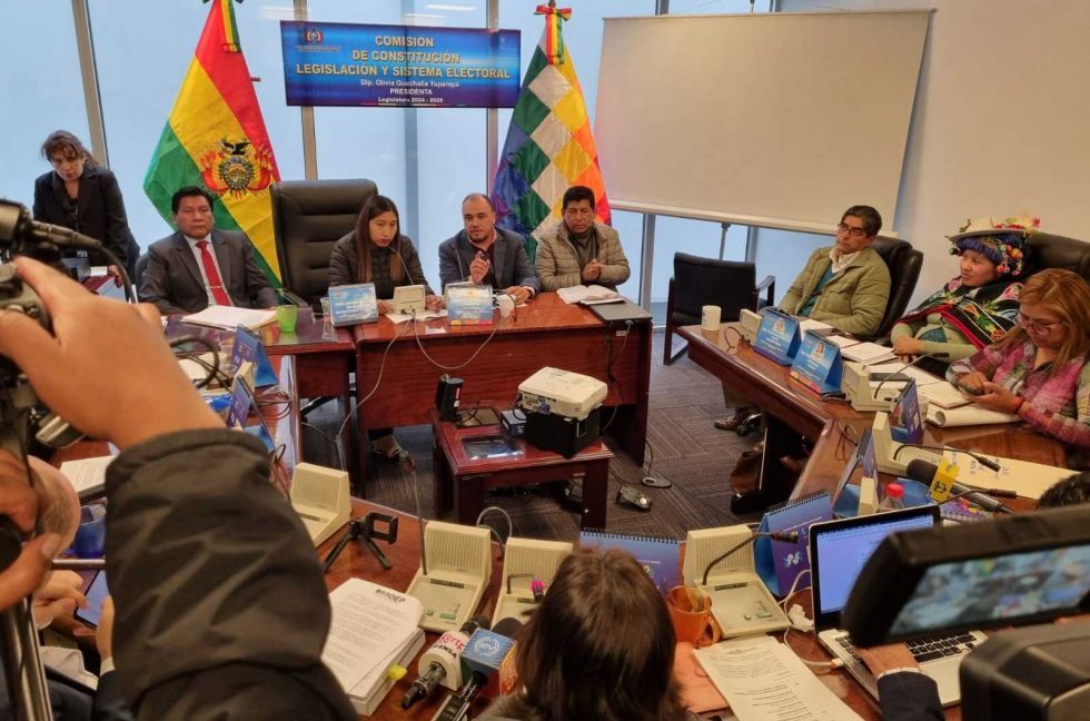 LEGISLATIVO. La socialización del proyecto de ley de distribución de escaños en la Comisión de Constitución.