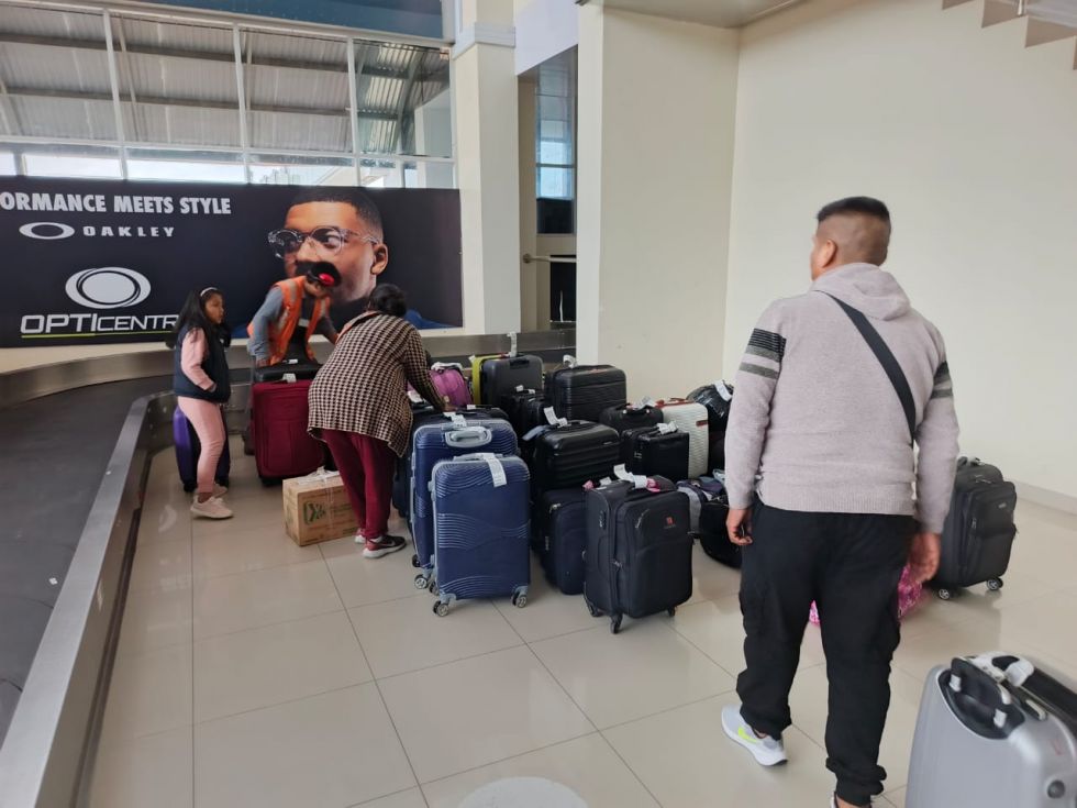 Pasajeros varados en el aeropuerto Alcantarí, tras la cancelación del vuelo a Cochabamba.