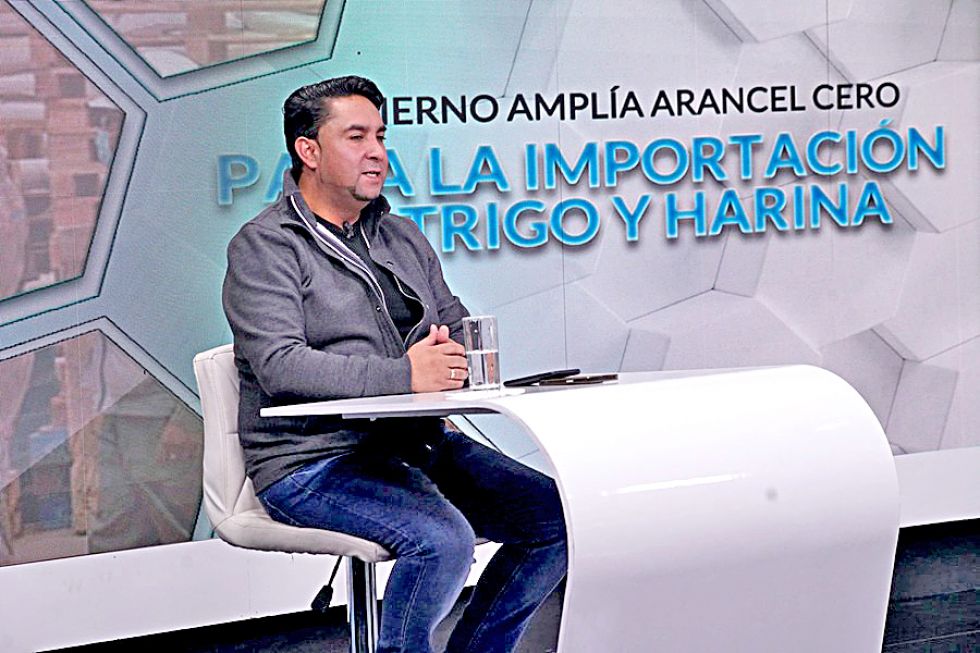 ANUNCIO. El viceministro de Políticas de Industrialización, Luis Siles, en el canal de Tv estatal.