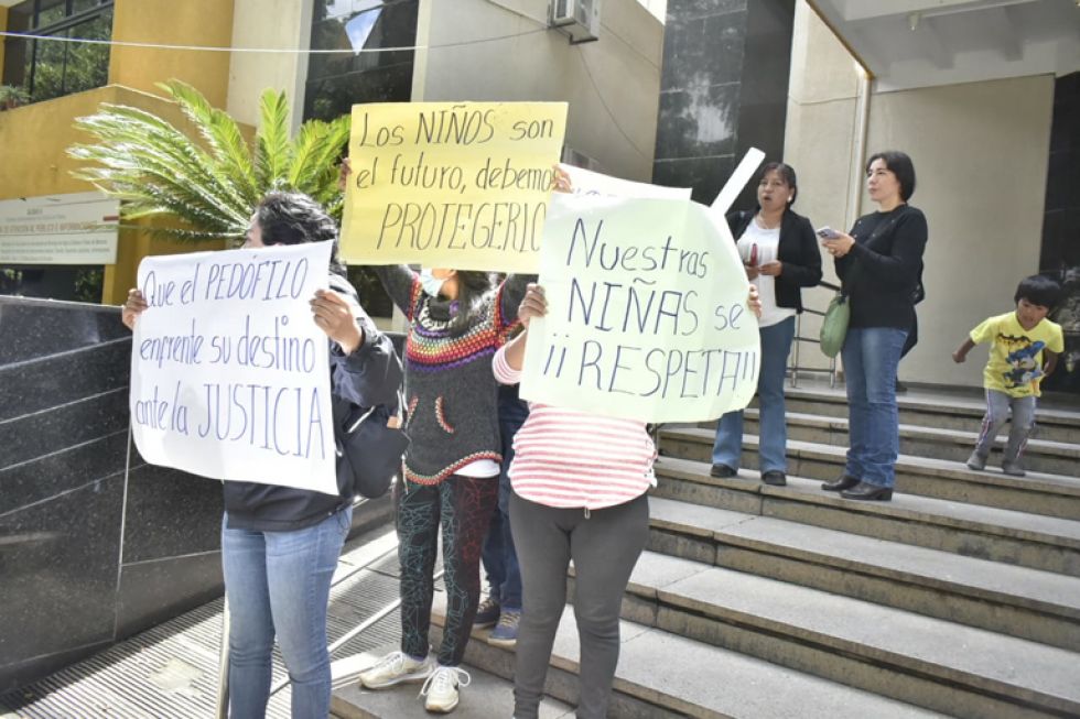 AUDIENCIA. Un grupo de mujeres protesta en las puertas del juzgado este martes, en Tarija.