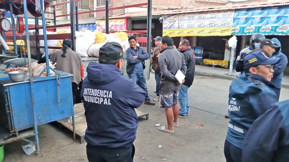 CONTROLES. Funcionarios de la Intendencia, en un control cerca del Mercado Campesino.