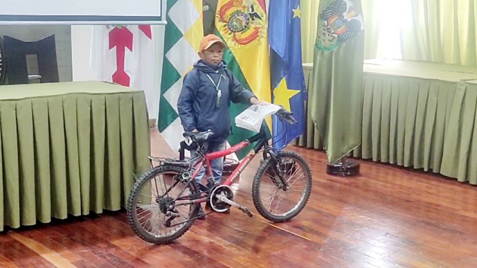 ACTO. El canillita Simón Cruz cuando recogía su bicicleta en la Policía, este lunes.