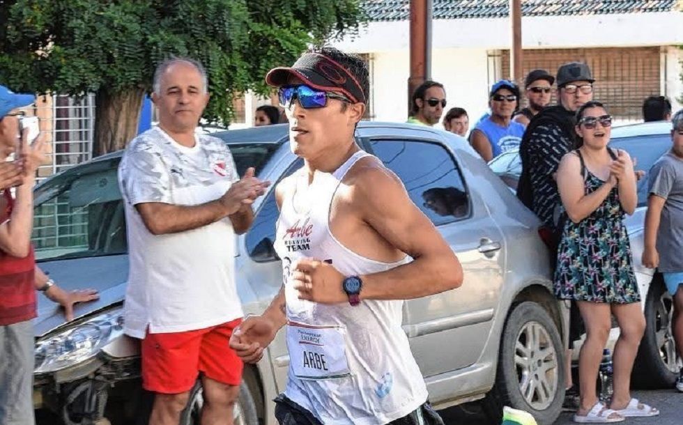 El boliviano Héctor Garibay en la corrida internacional de Comodoro Rivadavia (Argentina).