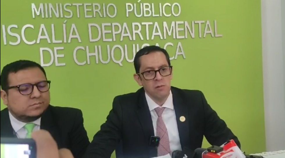 El fiscal departamental de Chuquisaca, Mauricio Nava Morales (d), habló sobre el caso Betty.