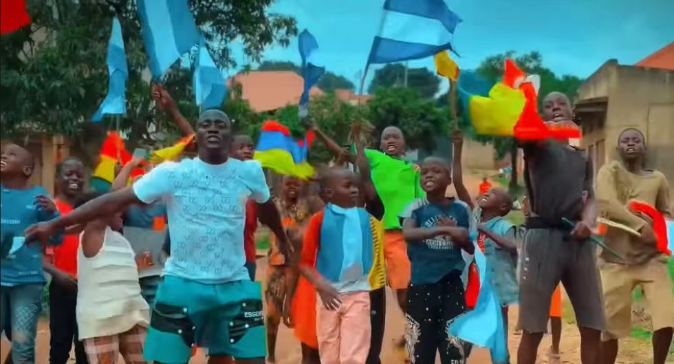 Los Nansana Kids en un video que grabaron con el cantante boliviano Fabio Zambrana.