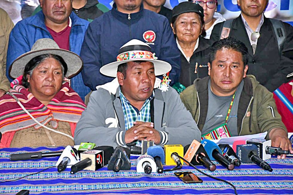 LA PAZ. Pedro llanque (c) y Enrique Mamani (d), dirigentes evistas en la conferencia de prensa de ayer.