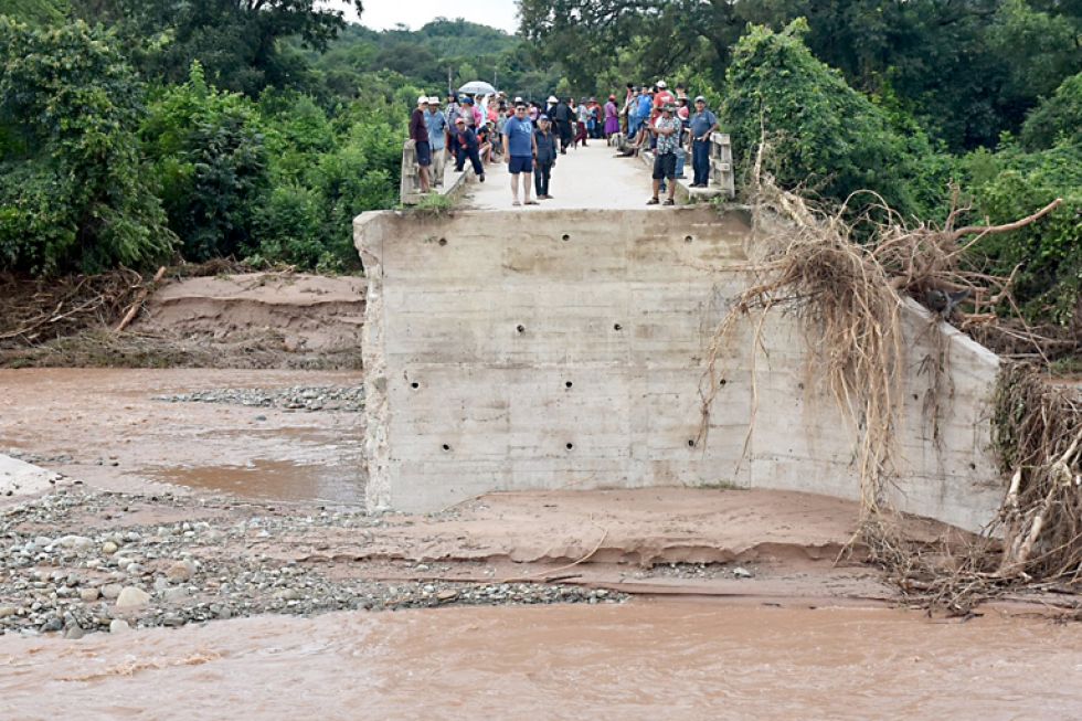 CHACO. La crecida del río se llevó un puente.